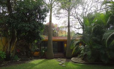 Casa con jardín y alberca en Fraccionamiento las Fincas, Jiutepec
