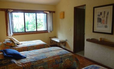 Casa con jardín y alberca en Fraccionamiento las Fincas, Jiutepec