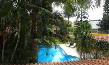 Casa con jardín y alberca en Fraccionamiento las Fincas, Jiutepec