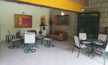 Casa con jardín y alberca en Fraccionamiento las Fincas, Jiutepec