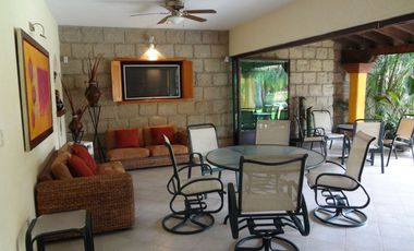 Casa con jardín y alberca en Fraccionamiento las Fincas, Jiutepec