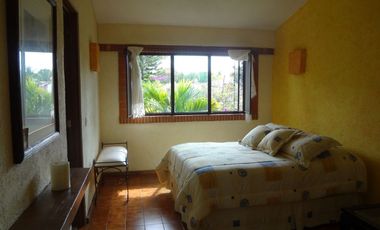 Casa con jardín y alberca en Fraccionamiento las Fincas, Jiutepec