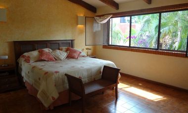 Casa con jardín y alberca en Fraccionamiento las Fincas, Jiutepec