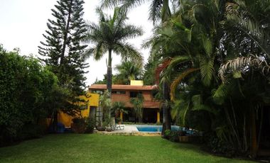 Casa con jardín y alberca en Fraccionamiento las Fincas, Jiutepec