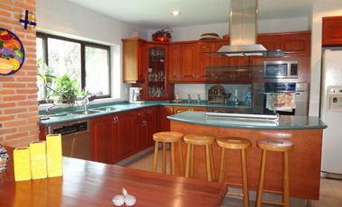 Casa con jardín y alberca en Fraccionamiento las Fincas, Jiutepec