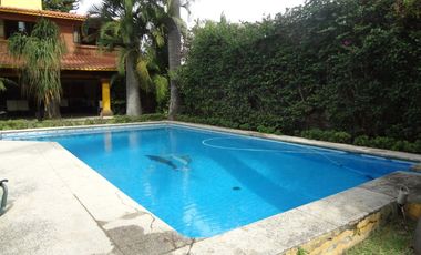 Casa con jardín y alberca en Fraccionamiento las Fincas, Jiutepec