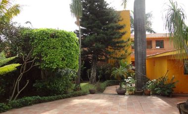 Casa con jardín y alberca en Fraccionamiento las Fincas, Jiutepec