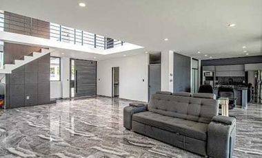 Hermosa Residencia en venta  Burgos Bugambilias