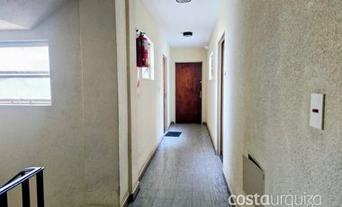 Departamento dos ambientes en Villa Martelli frente a la estación con parrilla en terraza común.