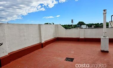 Departamento dos ambientes en Villa Martelli frente a la estación con parrilla en terraza común.