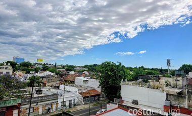 Departamento dos ambientes en Villa Martelli frente a la estación con parrilla en terraza común.