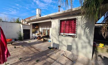 Casa en venta - 2 Dormitorios 2 Baños - Cochera - 430Mts2 - Quilmes