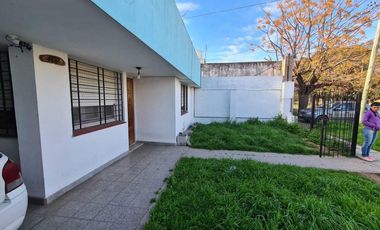 Casa en venta - 2 Dormitorios 2 Baños - Cochera - 430Mts2 - Quilmes