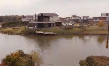 Duplex en el Barrio Islas del Golf. La Mansa. Nordelta