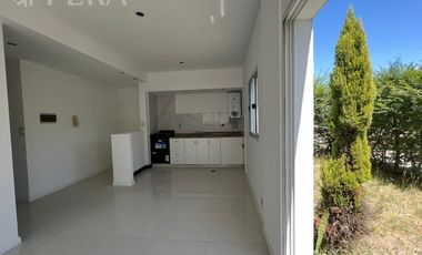 Venta departamento 3 ambientes con patio en Wilde (30923)