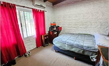 Casa en venta de 4 dormitorios jardín, quincho piscina. Barrio Santa Rita. Excelente estado