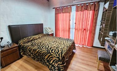 Casa en venta de 4 dormitorios jardín, quincho piscina. Barrio Santa Rita. Excelente estado