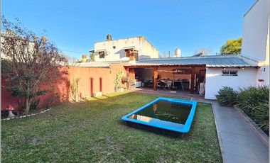 Casa en venta de 4 dormitorios jardín, quincho piscina. Barrio Santa Rita. Excelente estado