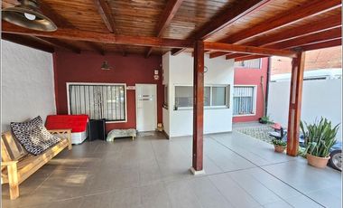 Casa en venta de 4 dormitorios jardín, quincho piscina. Barrio Santa Rita. Excelente estado