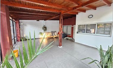 Casa en venta de 4 dormitorios jardín, quincho piscina. Barrio Santa Rita. Excelente estado