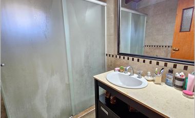 Casa en venta de 4 dormitorios jardín, quincho piscina. Barrio Santa Rita. Excelente estado