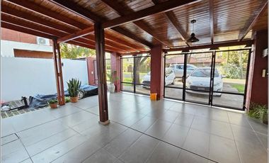 Casa en venta de 4 dormitorios jardín, quincho piscina. Barrio Santa Rita. Excelente estado