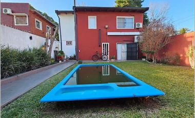 Casa en venta de 4 dormitorios jardín, quincho piscina. Barrio Santa Rita. Excelente estado