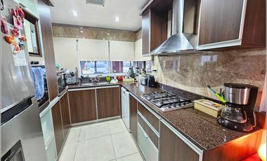 Casa en venta de 4 dormitorios jardín, quincho piscina. Barrio Santa Rita. Excelente estado