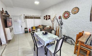 Casa en venta de 4 dormitorios jardín, quincho piscina. Barrio Santa Rita. Excelente estado