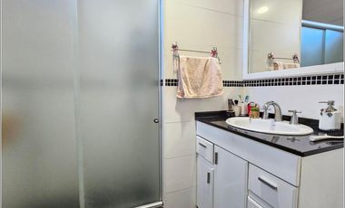 Casa en venta de 4 dormitorios jardín, quincho piscina. Barrio Santa Rita. Excelente estado