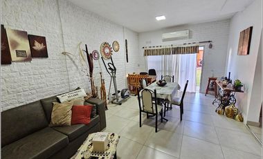 Casa en venta de 4 dormitorios jardín, quincho piscina. Barrio Santa Rita. Excelente estado