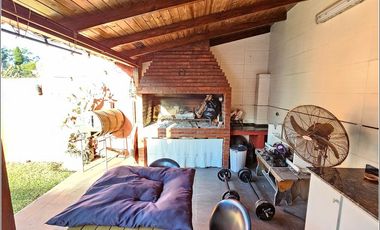 Casa en venta de 4 dormitorios jardín, quincho piscina. Barrio Santa Rita. Excelente estado