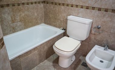 Departamento 2 ambientes con cochera cubierta en venta en Lanús Este