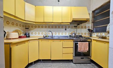 Venta casa 2 plantas con 2 dormitorios con balcón y terraza