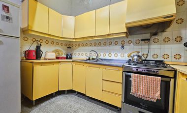 Venta casa 2 plantas con 2 dormitorios con balcón y terraza