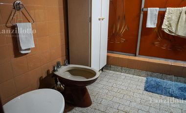 Casa 5 ambientes con pileta en Lanús
