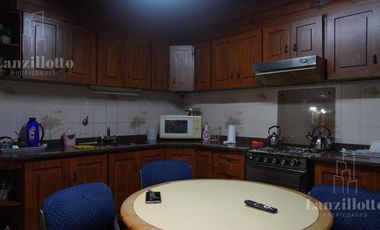 Casa 5 ambientes con pileta en Lanús