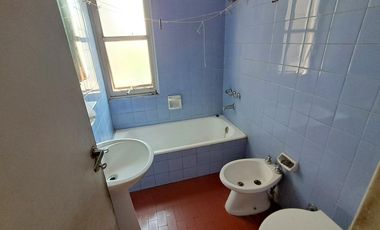 Vendo Centro: 2 Amb. Frte. Balcón. Cocina y baño. ¡Todo a refaccionar!