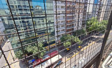 Vendo Centro: 2 Amb. Frte. Balcón. Cocina y baño. ¡Todo a refaccionar!