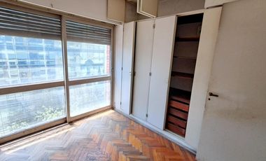 Vendo Centro: 2 Amb. Frte. Balcón. Cocina y baño. ¡Todo a refaccionar!