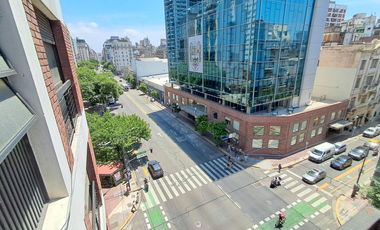 Vendo Centro: 2 Amb. Frte. Balcón. Cocina y baño. ¡Todo a refaccionar!