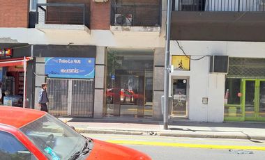 Vendo Centro: 2 Amb. Frte. Balcón. Cocina y baño. ¡Todo a refaccionar!