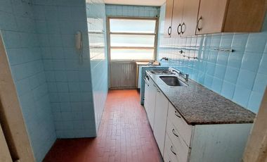 Vendo Centro: 2 Amb. Frte. Balcón. Cocina y baño. ¡Todo a refaccionar!