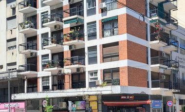 Vendo Centro: 2 Amb. Frte. Balcón. Cocina y baño. ¡Todo a refaccionar!