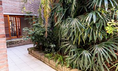 CASA DE 4 DORMITORIOS EN ARROYITO RESIDENCIAL