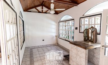 CASA DE 4 DORMITORIOS EN ARROYITO RESIDENCIAL