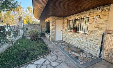 Venta Casa 4 ambientes Villa Adelina con gran fondo parrilla y quincho