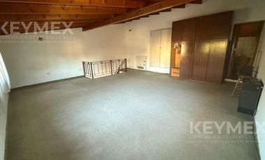 Venta Casa 4 ambientes Villa Adelina con gran fondo parrilla y quincho