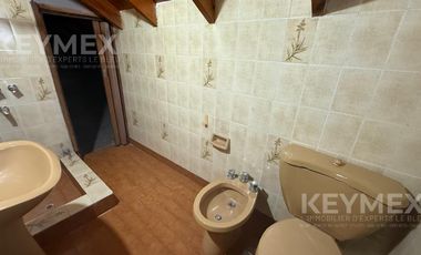 Venta Casa 4 ambientes Villa Adelina con gran fondo parrilla y quincho