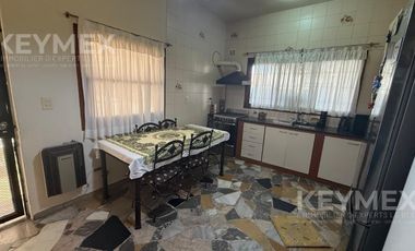 Venta Casa 4 ambientes Villa Adelina con gran fondo parrilla y quincho